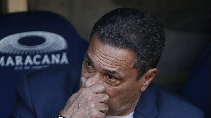 SANTOS, BRAZIL - JUNE 21: Vanderlei Luxemburgo, head coach of Corinthians looks on during the match between Santos and Corinthians as part of Brasileirao Series A 2023 at Vila Belmiro Stadium on June 21, 2023 in Santos, Brazil. (Photo by Ricardo Moreira/Getty Images)