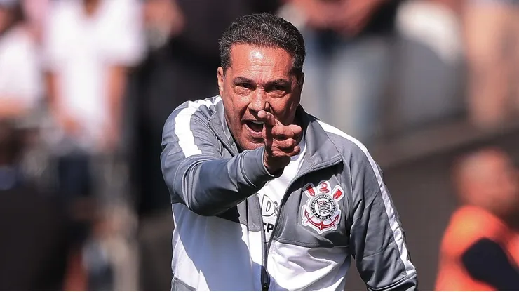 Foto: Ettore Chiereguini/AGIF - Situação de Luxa está cada vez pior no Corinthians.