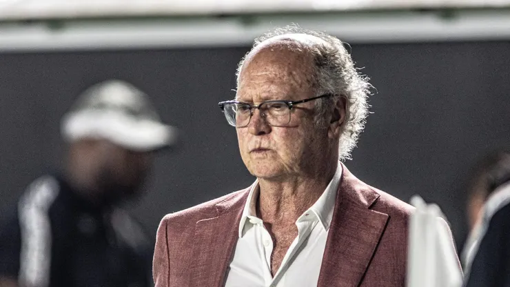 sp - santos - 08/02/2023 - paulista 2023, santos x sÃo bento - paulo roberto falcão, coordenador de futebol do santos durante partida contra o são bento no estádio vila belmiro pelo campeonato paulista 2023. foto: abner dourado
