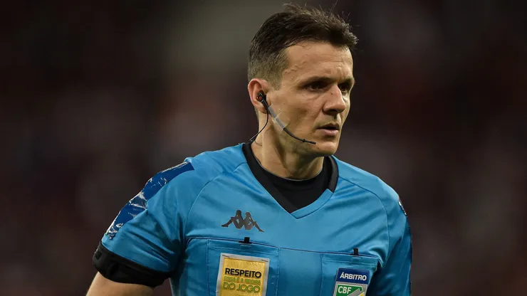 RJ - Rio de Janeiro - 30/07/2022 - BRASILEIRO A 2022, FLAMENGO X ATLETICO-GO - O arbitro Caio Max Augusto Vieira durante partida entre Flamengo e Atletico-GO no estadio Maracana pelo campeonato Brasileiro A 2022. Foto: Thiago Ribeiro/AGIF