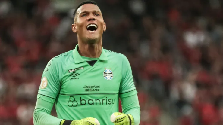 Adriel pode sair do Grêmio nesta janela
