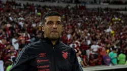 Casemiro se encanta e rasga elogios a titular de Wesley Carvalho no Athletico Paranaense