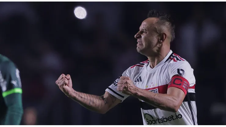 Rafinha, do São Paulo, comemora seu gol durante partida contra o Palmeiras no Morumbi pela Copa do Brasil 2023. Foto: Ettore Chiereguini/AGIF