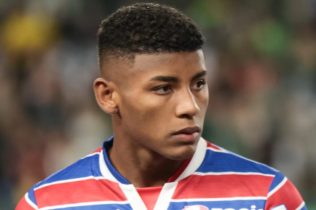 Hercules jogador do Fortaleza durante execucao do hino nacional antes da partida contra o Coritiba no estadio Couto Pereira pelo campeonato BRASILEIRO A 2023. Foto: Robson Mafra/AGIF