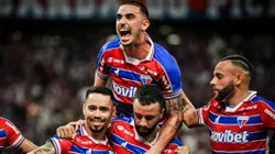 Foto: Kely Pereira/AGIF - Yago Pikachu, jogador do Fortaleza, comemora seu gol com jogadores do seu time durante partida contra o Estudiantes de Merida no estadio Arena Castelao pelo campeonato Copa Sul-Americana 2023.
