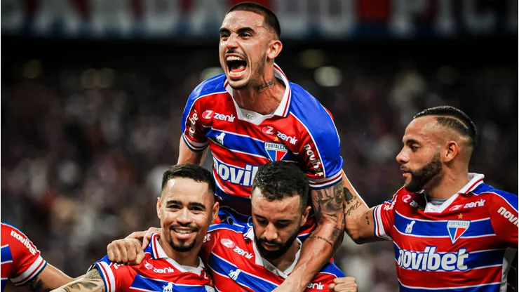 Foto: Kely Pereira/AGIF - Yago Pikachu, jogador do Fortaleza, comemora seu gol com jogadores do seu time durante partida contra o Estudiantes de Merida no estadio Arena Castelao pelo campeonato Copa Sul-Americana 2023.