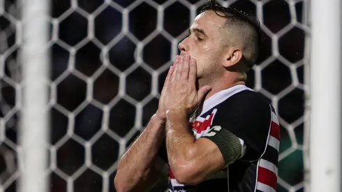 Foto: Rafael Vieira/AGIF - Pipico, jogador do Santa Cruz, lamenta chance perdida durante partida contra o Nacional de Patos no estadio Arruda pelo campeonato Brasileiro D 2023.