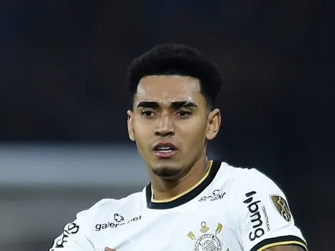 Du Queiroz 'para tudo' na Rússia e torcida do Corinthians descobre