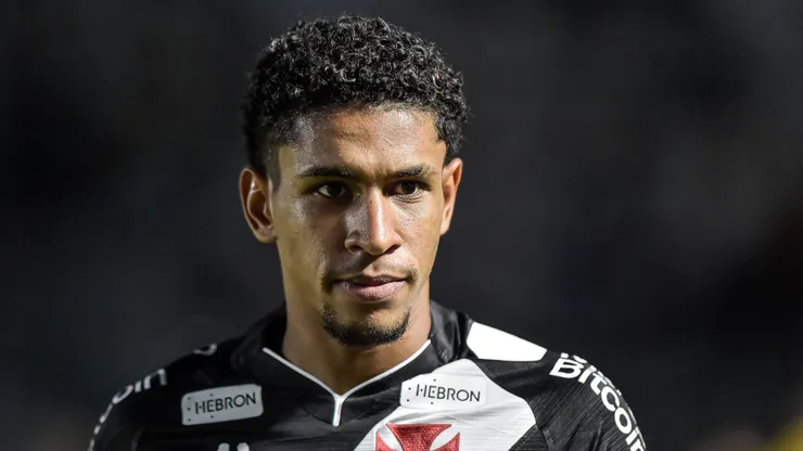 Foto: Thiago Ribeiro/AGIF - Paulo Victor, jogador do Vasco, durante partida contra o Resende no estadio Sao Januario pelo campeonato Carioca 2023.