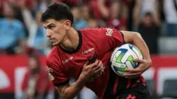 Foto: Robson Mafra/AGIF - Vitor Bueno, jogador do Athletico-PR, comemora seu gol durante partida contra o Palmeiras no estadio Arena da Baixada pelo campeonato Brasileiro A 2023.