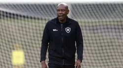 Caçapa é informado que o Botafogo terá dois reforços para o duelo contra o Grêmio no Brasileirão