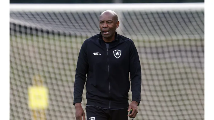 Caçapa é informado que o Botafogo terá dois reforços para o duelo contra o Grêmio no Brasileirão