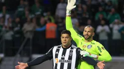 SP - Sao Paulo - 10/08/2022 - LIBERTADORES 2022, PALMEIRAS X ATLETICO-MG - Weverton jogador do Palmeiras disputa lance com Hulk jogador do Atletico-MG durante partida no estadio Arena Allianz Parque pelo campeonato Copa Libertadores 2022. Foto: Marcello Zambrana/AGIF