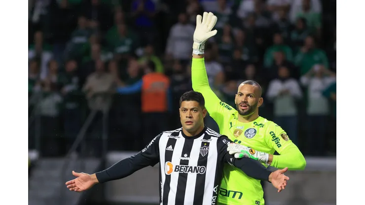 SP - Sao Paulo - 10/08/2022 - LIBERTADORES 2022, PALMEIRAS X ATLETICO-MG - Weverton jogador do Palmeiras disputa lance com Hulk jogador do Atletico-MG durante partida no estadio Arena Allianz Parque pelo campeonato Copa Libertadores 2022. Foto: Marcello Zambrana/AGIF