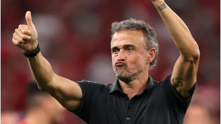 AL RAYYAN, QATAR - DECEMBER 06: Luis Enrique, Head Coach of Spain, applauds fans after the penalty shootout loss during the FIFA World Cup Qatar 2022 Round of 16 match between Morocco and Spain at Education City Stadium on December 06, 2022 in Al Rayyan, Qatar. (Photo by Julian Finney/Getty Images)