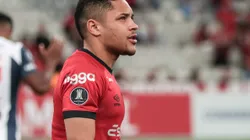 PR - CURITIBA - 27/06/2023 - LIBERTADORES 2023, ATHLETICO-PR X ALIANZA LIMA - Vitor Roque jogador do Athletico-PR durante partida contra o Alianza Lima no estadio Arena da Baixada pelo campeonato Libertadores 2023. Foto: Robson Mafra/AGIF