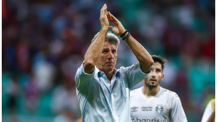Foto: Lucas Uebel/Grêmio FBPA - Renato agradecendo a torcida após o empate