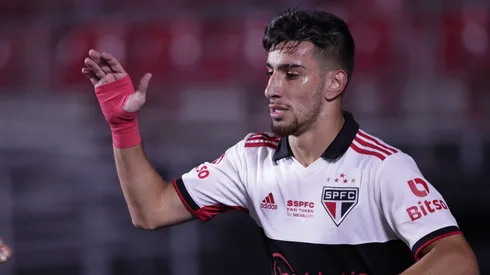 Pedrinho é esperado no fim de semana na Vila Belmiro para assinar contrato e realizar exames - Foto: Ettore Chiereguini/AGIF