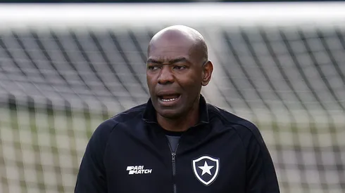 Caçapa tem impacto imediato no Botafogo e Textor é surpreendido com situação