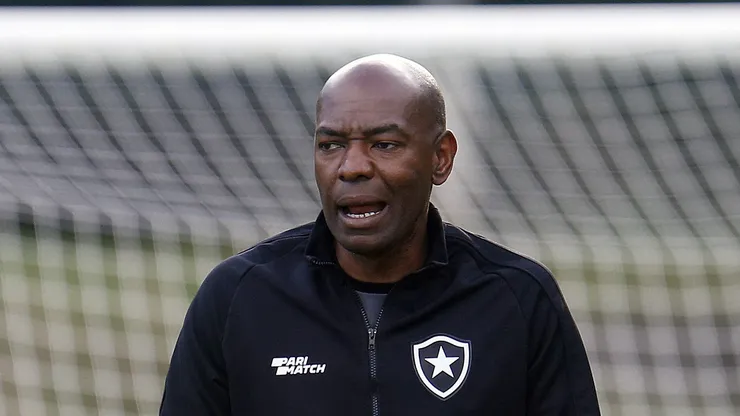Caçapa tem impacto imediato no Botafogo e Textor é surpreendido com situação