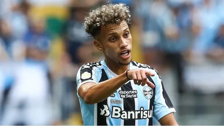 Foto: Pedro H. Tesch/AGIF - Torcida quer um novo companheiro para Bitello no Grêmio.