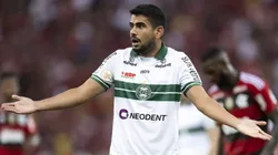 Foto: Jorge Rodrigues/AGIF - Zé Roberto, ex-jogador do Coritiba durante partida contra o Flamengo no estadio Maracana pelo campeonato BRASILEIRO A 2023.