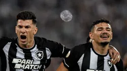 RJ - RIO DE JANEIRO - 10/06/2023 - BRASILEIRO A 2023, BOTAFOGO X FORTALEZA - Tiquinho Soares jogador do Botafogo comemora seu gol com Victor Cuesta jogador da sua equipe durante partida contra o Fortaleza no estadio Engenhao pelo campeonato BRASILEIRO A 2023. Foto: Thiago Ribeiro/AGIF
