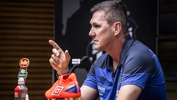 Paulo Turra, técnico do Santos, barrou o meia Daniel Ruiz, antigo alvo do Botafogo no mercado