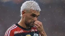 RIO DE JANEIRO, BRAZIL - FEBRUARY 28: Giorgian de Arrascaeta of Flamengo gestures during the second leg of the CONMEBOL Recopa Sudamericana 2023 between Flamengo and Independiente del Valle at Maracana Stadium on February 28, 2023 in Rio de Janeiro, Brazil. (Photo by Buda Mendes/Getty Images)