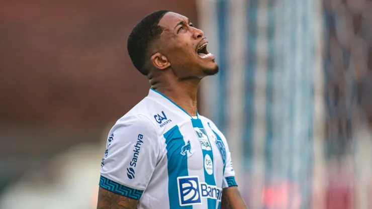 Foto: Fernando Torres/AGIF - Mario Sergio, jogador do Paysandu, lamenta chance perdida durante partida contra o Sao Jose no estadio Curuzu pelo campeonato Brasileiro C 2023.