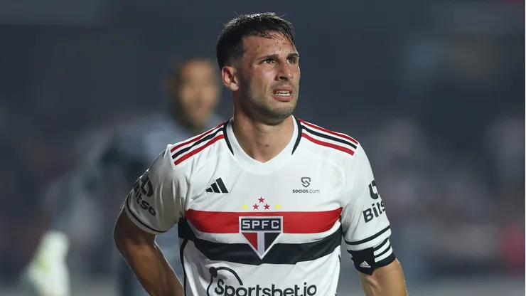 Foto: Marcello Zambrana/AGIF - Calleri, jogador do São Paulo, durante partida contra o Ituano no estadio Morumbi pelo campeonato Copa do Brasil 2023.