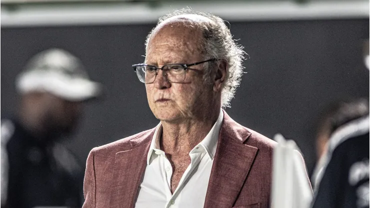 sp - santos - 08/02/2023 - paulista 2023, santos x sÃo bento - paulo roberto falcão, coordenador de futebol do santos durante partida contra o são bento no estádio vila belmiro pelo campeonato paulista 2023. foto: abner dourado
