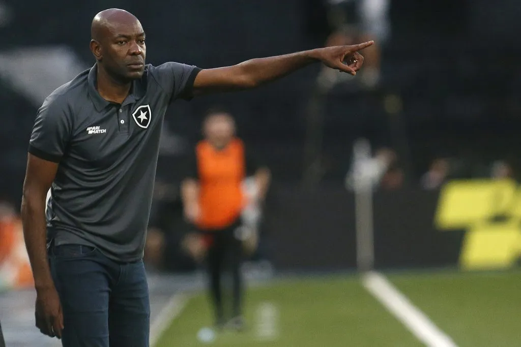 Foto: Vitor Silva/Botafogo – Cláudio Caçapa comandou o Botafogo interinamente diante do Vasco e agradou a Textor