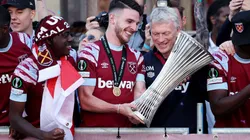 LONDON, ENGLAND - JUNE 08: Declan Rice of West Ham United admires the Europa Conference League trophy with David Moyes, Manager of West Ham United, as players of West Ham United celebrate on a balcony whilst looking out over a crowd of fans during the West Ham United trophy parade on June 08, 2023 in London, England. West Ham defeated ACF Fiorentina in the Europa Conference League Final on June 7th. (Photo by Eddie Keogh/Getty Images)