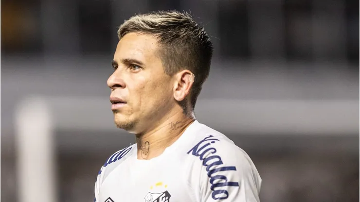 SP - SANTOS - 21/06/2023 - BRASILEIRO A 2023, SANTOS X CORINTHIANS - Soteldo jogador do Santos reclama com a arbitragem durante partida contra o Corinthians no estadio Vila Belmiro pelo campeonato BRASILEIRO A 2023. Foto: Abner Dourado/AGIF
