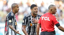Foto: Gilson Lobo/AGIF - Hulk, jogador do Atletico-MG, reclama com arbitragem durante partida contra o America-MG no estadio Mineirao pelo campeonato Brasileiro A 2023.