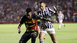 Foto: Rafael Vieira/AGIF - Everthon, jogador do Sport, disputa lance com Janderson, jogador do Ceará, durante partida no estadio Ilha do Retiro pelo campeonato Brasileiro B 2023.