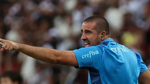 O preparador físico João Martins, da SE Palmeiras, em jogo contra a equipe do CR Vasco da Gama, durante partida válida pela segunda rodada, do Campeonato Brasileiro, Série A, no Estádio Maracanã. (Foto: Cesar Greco/Palmeiras/by Canon)