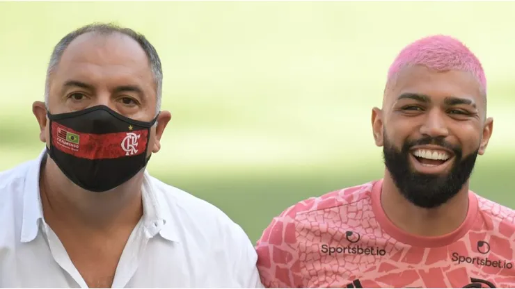 RJ - Rio de Janeiro - 14/02/2021 - BRASILEIRO A 2020, FLAMENGO X CORITNHIANS - Os jogadores Gabigol e Arrascaeta (d) posam ao lado dos dirigentes Marcos Braz (e) e Rodolfo Landim (c) durante homenagem pela marca de 100 pelo Flamengo antes na partida contra Corinthians no estadio Maracana pelo campeonato Brasileiro A 2020. Foto: Fernando Soutello/AGIF