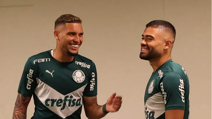 Os jogadores Rafael Navarro e Bruno Tabata (D), da SE Palmeiras, preparam-se para o jogo contra a equipe do SC Corinthians P, durante partida válida pela nona rodada, do Campeonato Paulista, Série A1, na Neo Química Arena. (Foto: Cesar Greco/Palmeiras/by Canon)