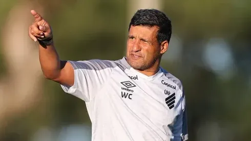 Foto: Gustavo Oliveira/Athletico - Wesley Carvalho comanda treino do Athletico-PR como técnico interino