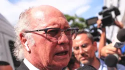 SP - Santos - 02/01/2023 - PELE, VELORIO - Paulo Roberto Falcao ex-treinador de futebol durante velorio de Pele no estadio Vila Belmiro nesta segunda-feira (2). Pele faleceu por decorrencia de falencia multipla de orgaos no ultimo dia 29 de dezembro apos cerca de um mes de internacao no hospital Albert Einstein em Sao Paulo. Pele e considerado o maior jogador de futebol de toda a historia e jogou pelo Santos por quase 20 anos e conquistou tres Copas do Mundo pela Selecao Brasileira. Foto: Ettore Chiereguini/AGIF