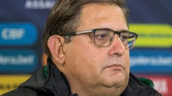 Foto: Robson Mafra/AGIF - Guto Ferreira, tecnico do Coritiba, durante entrevista antes da partida contra o Flamengo no estadio Couto Pereira pelo campeonato Brasileiro A 2022.