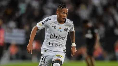 Ângelo, jogador do Santos, durante partida contra o Botafogo no Nilton Santos pelo Brasileirão Série A 2022. Foto: Thiago Ribeiro/AGIF