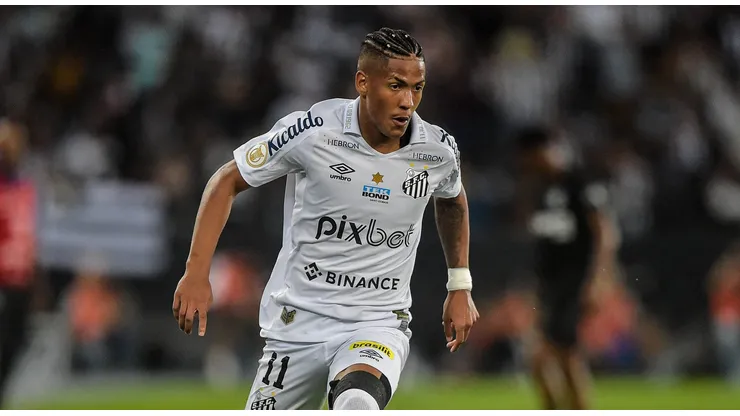 Ângelo, jogador do Santos, durante partida contra o Botafogo no Nilton Santos pelo Brasileirão Série A 2022. Foto: Thiago Ribeiro/AGIF