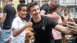 Foto: Matheus Lima/Vasco - Capasso, zagueiro do Vasco, distribui chocolates na Barreira