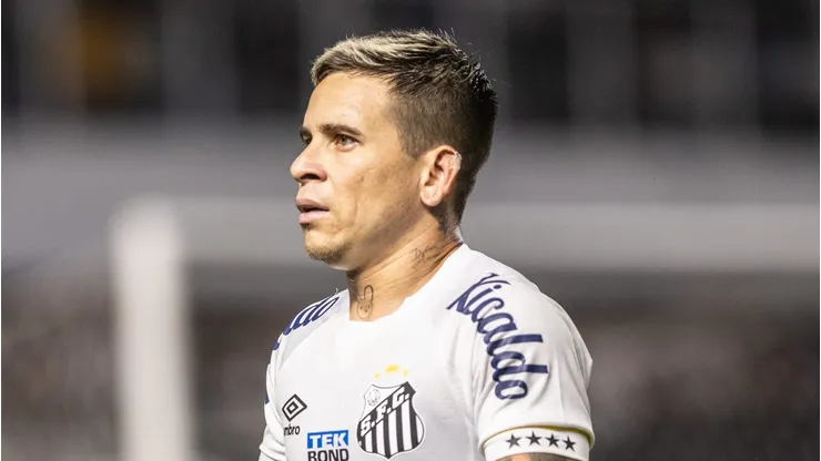 SP - SANTOS - 21/06/2023 - BRASILEIRO A 2023, SANTOS X CORINTHIANS - Soteldo jogador do Santos reclama com a arbitragem durante partida contra o Corinthians no estadio Vila Belmiro pelo campeonato BRASILEIRO A 2023