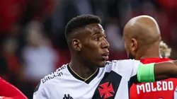 Foto: Maxi Franzoi/AGIF - Léo defende o Vasco