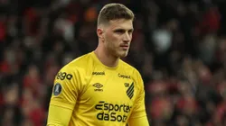 PR - CURITIBA - 08/08/2023 - LIBERTADORES 2023, ATHLETICO-PR X BOLIVAR - Bento goleiro do Athletico-PR durante partida contra o Bolivar no estadio Arena da Baixada pelo campeonato Libertadores 2023. Foto: Robson Mafra/AGIF