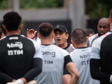 Barros e Jair brigam por posição no meio campo do Vasco